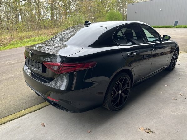 Alfa Romeo Giulia 2.0 Turbo - Image 6